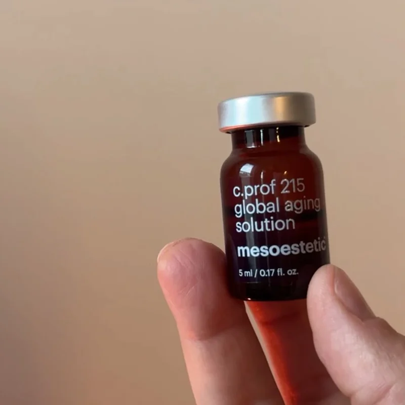 Doos en flesje Mesoestetic global aging solution met een spuitje